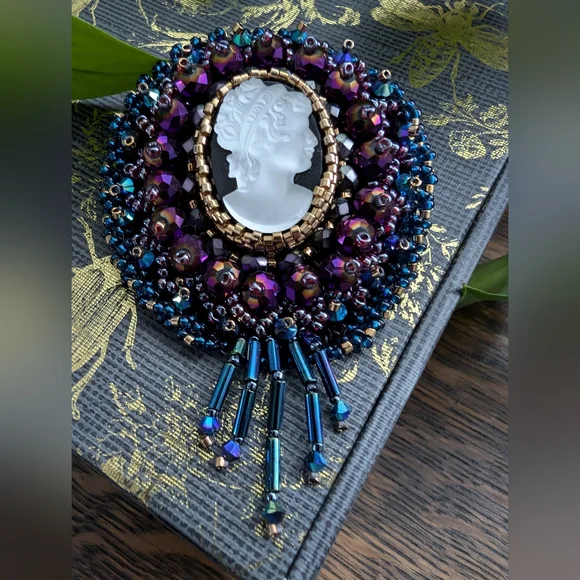 Beautiful Handmade Beaded Cameo Brooch - Picture 2 of 5